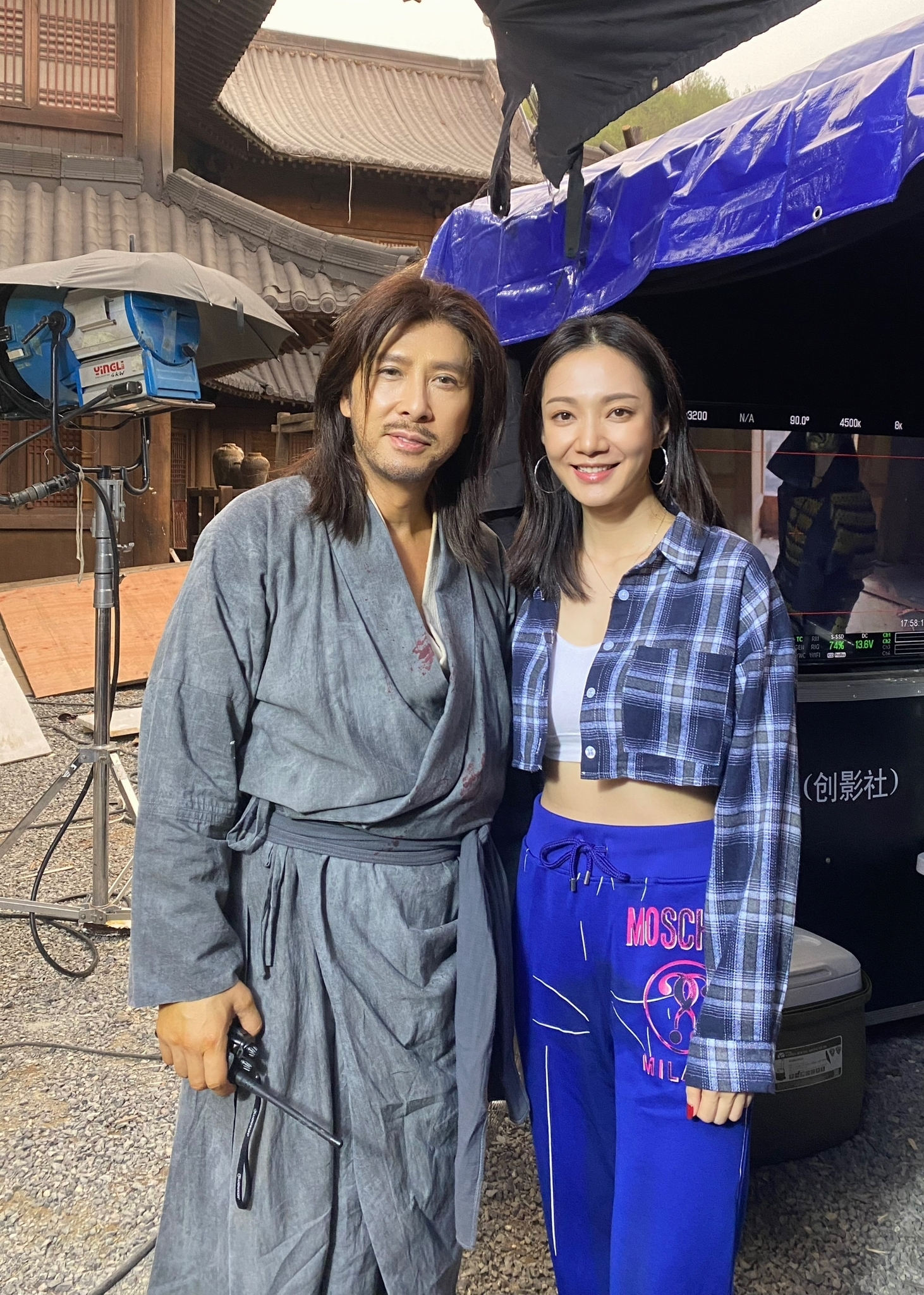 王君馨得知被選中後，立即翻查「康敏」嘅參考資料。