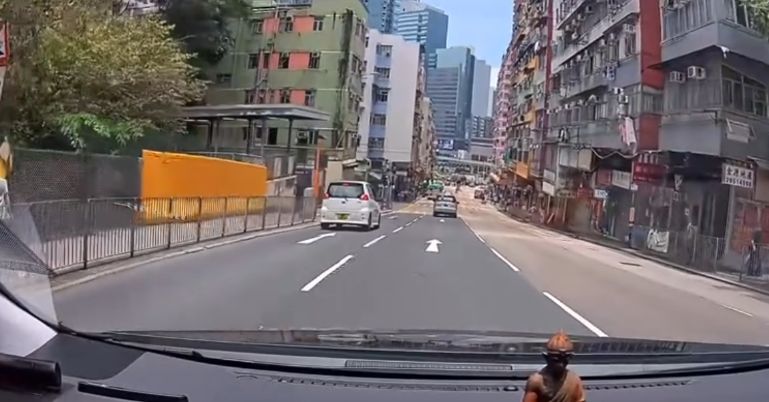 觀塘私家車落斜直撞電單車