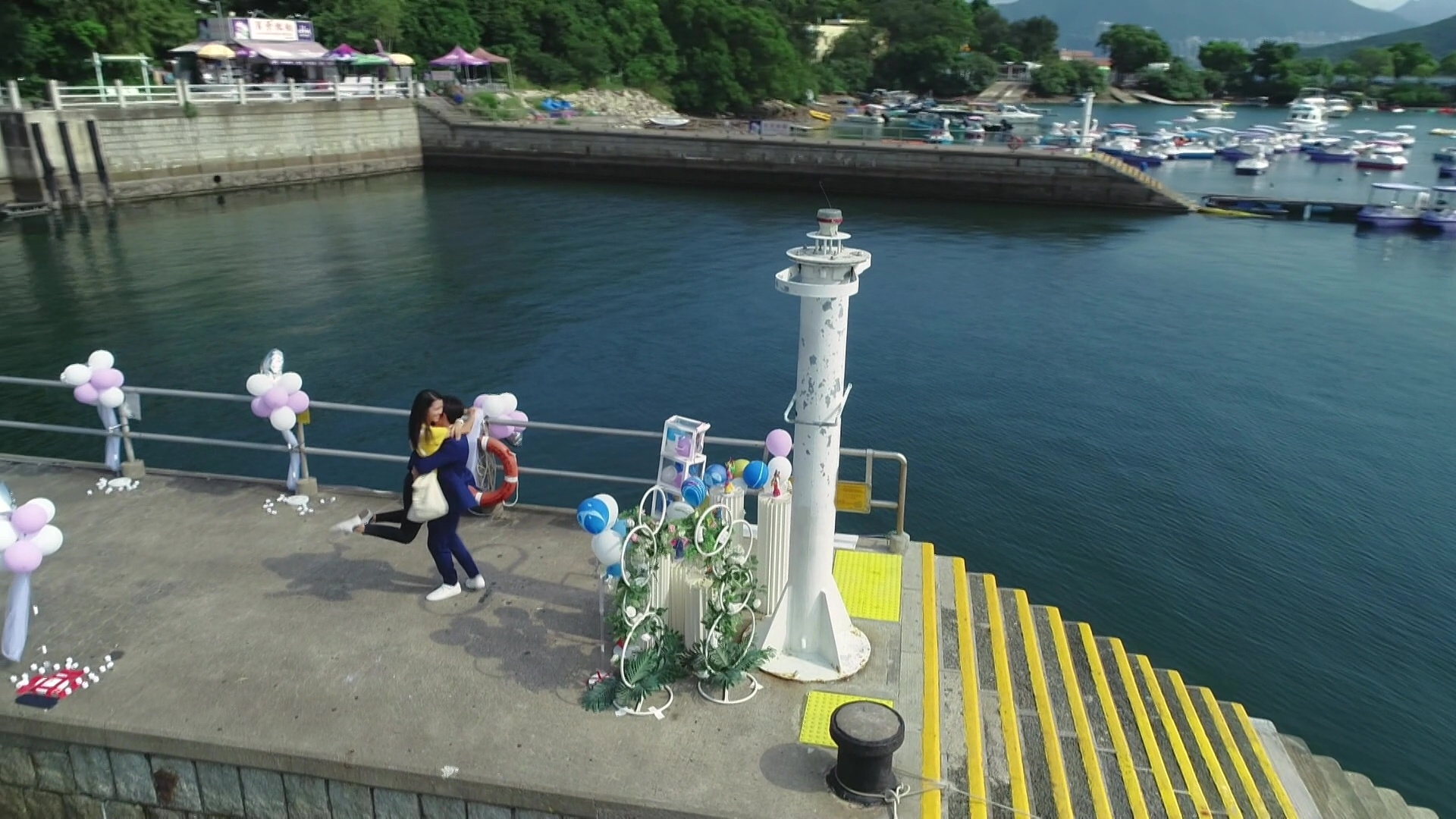 呢吓睇就浪漫，但拍就拍得好辛苦架，台前幕後都一樣咁專業。