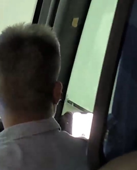 中港直通巴司機開車「煲劇」1.5小時　全程被拍下　乘客怒斥：嚇死我
