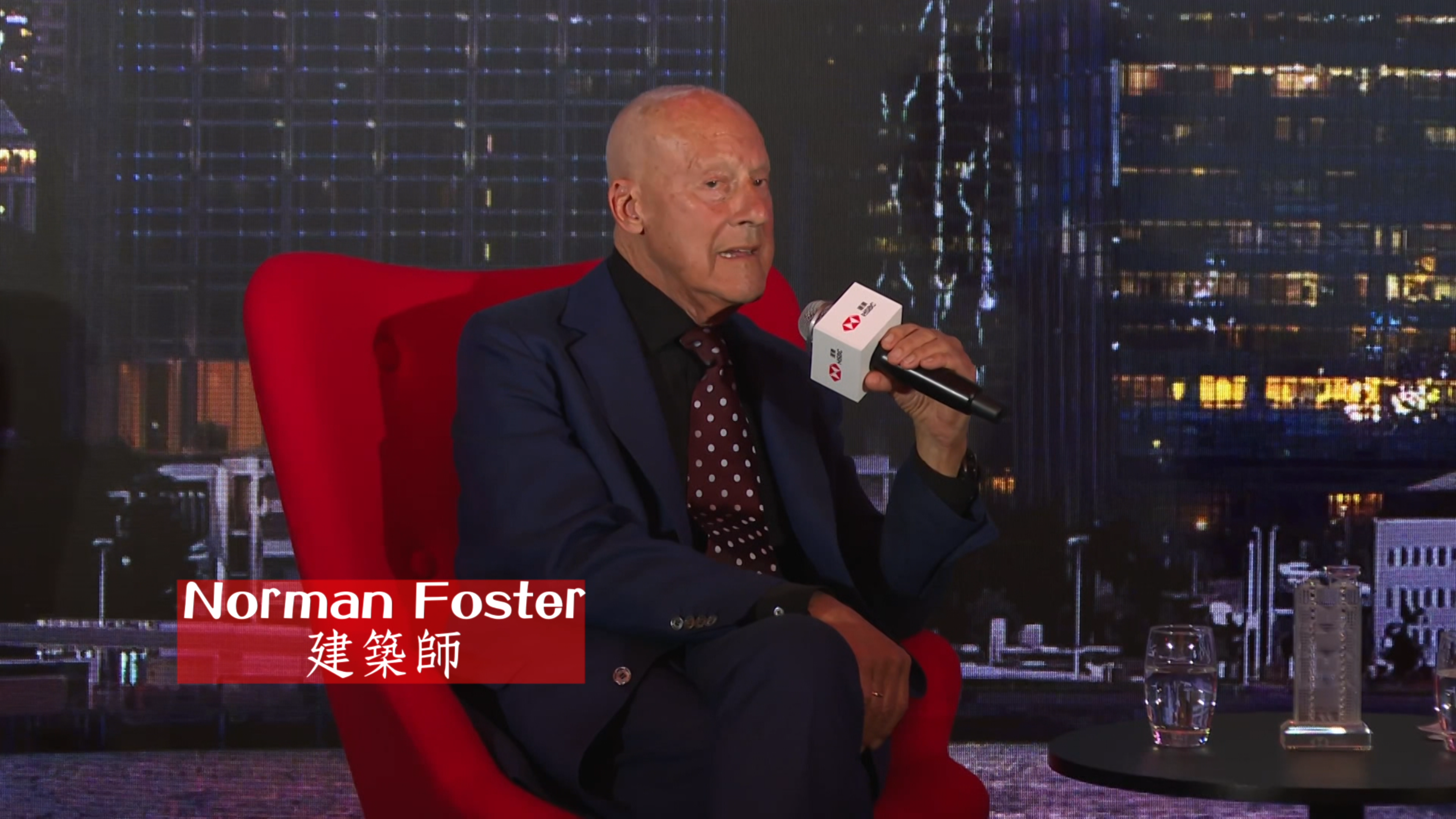 年屆九十的Norman Foster最近再次蒞港，訪問總行。