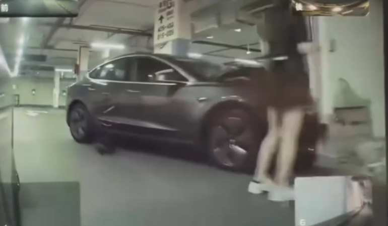 車Cam直擊｜女生停車場疑炒車撞爛牆勁誇張