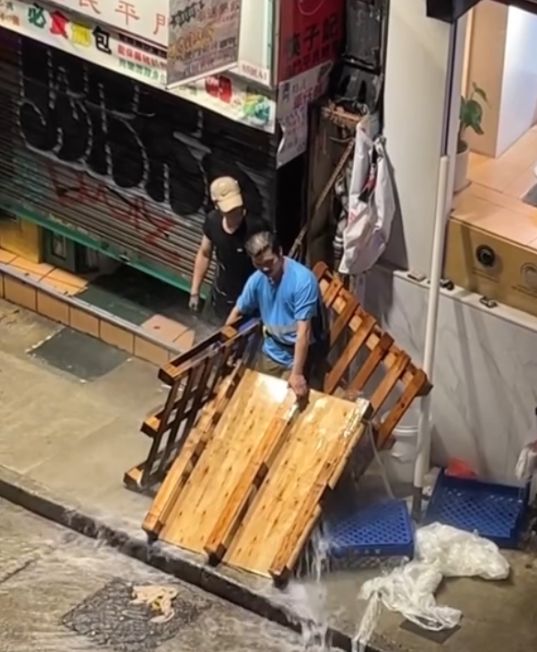 中環爆水喉射3米高水柱　男工人捨身「肉身擋水柱」