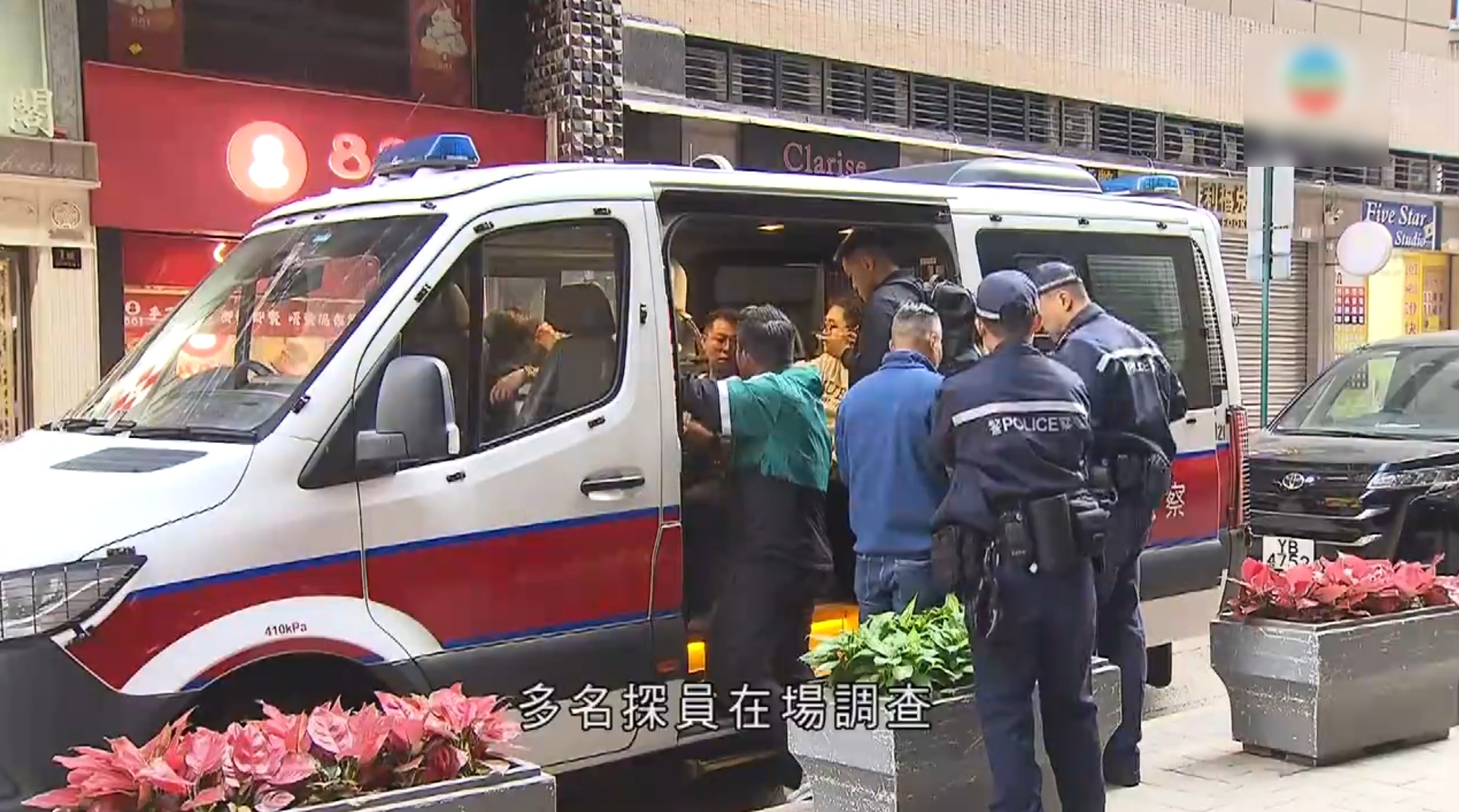 中環鬧市今早（18日）發生驚天劫案。一名找換店職員在運送巨額現金途中，遭多名持刀賊人埋伏搶劫，損失高達 10 億日圓（折合約 5,000 萬港元）。