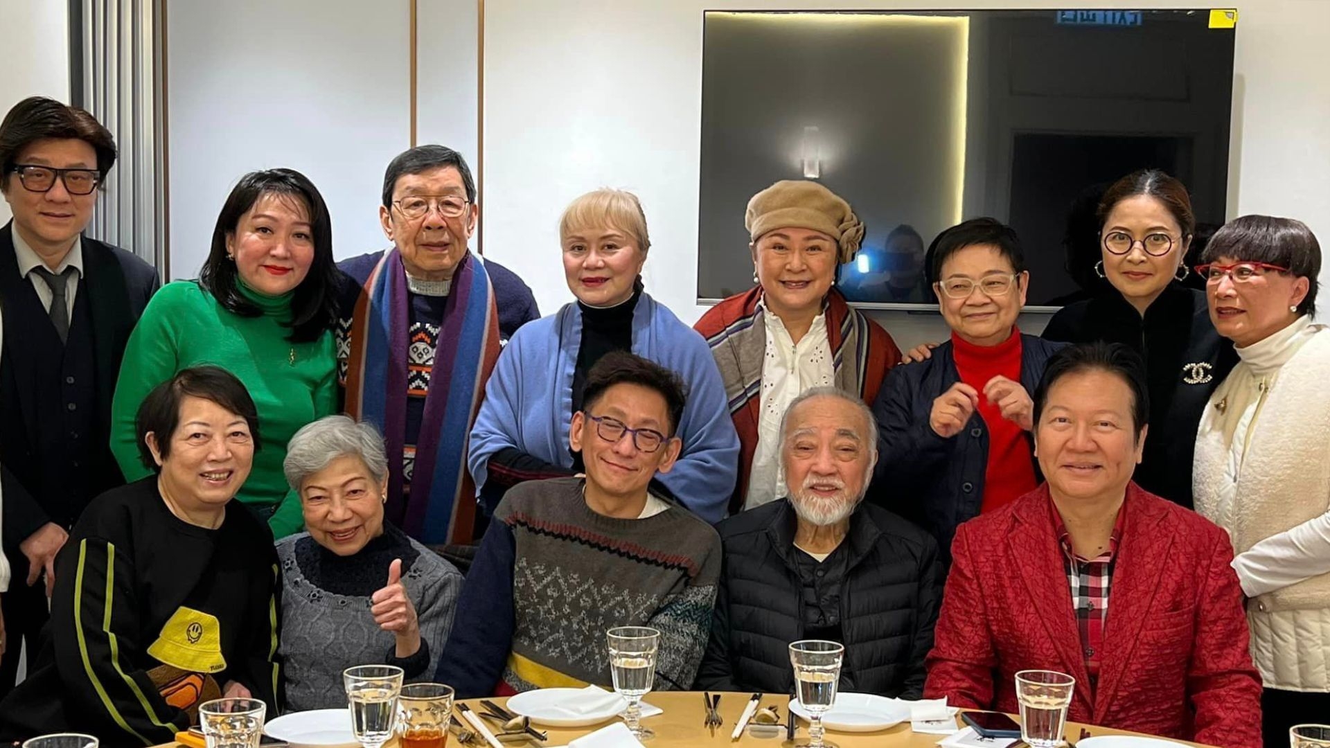 連炎輝（Alan）於年初九安排四桌，與眾好友開心叙舊。（汪曼玲facebook圖片）