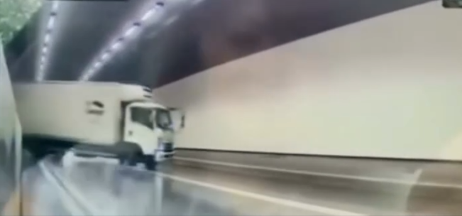 車Cam直擊｜大欖隧道內貨車自炒翻側過程曝光，「舞龍」後再橫亘快線。(影片轉載：車cam L（香港群組）Soso Chan)