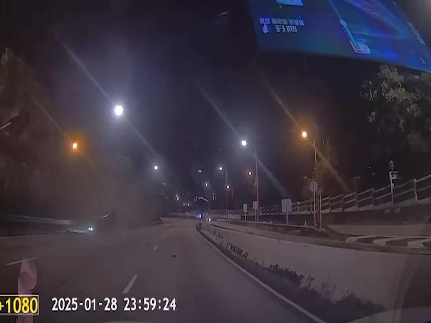 呈祥道私家車影線位切線失敗，鏟石壆再連打關斗四輪朝天