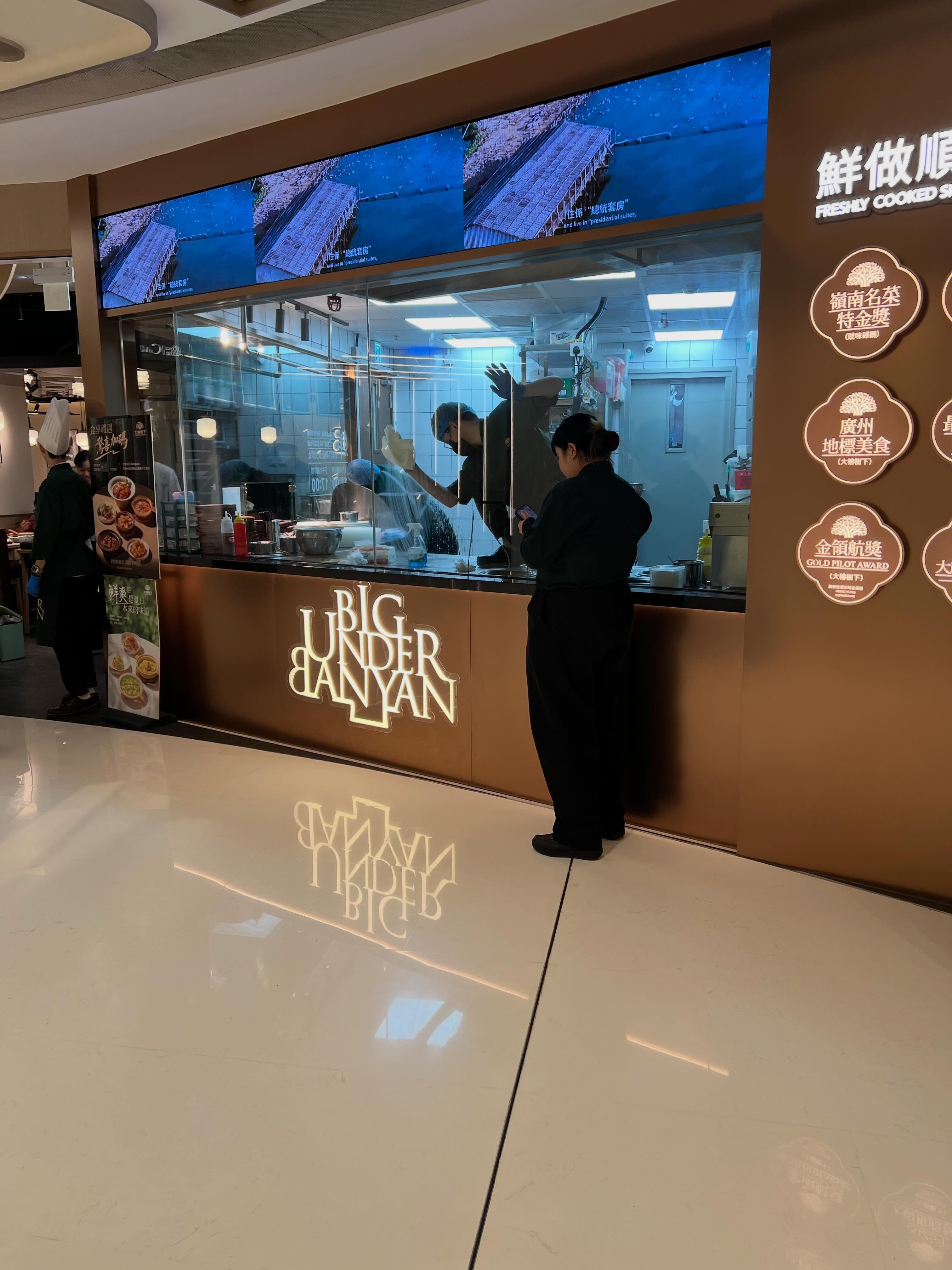 另有網民留言批評，指該店的店員日常清潔都是直接踩上料理台，帖主所拍照片並非單一事件。