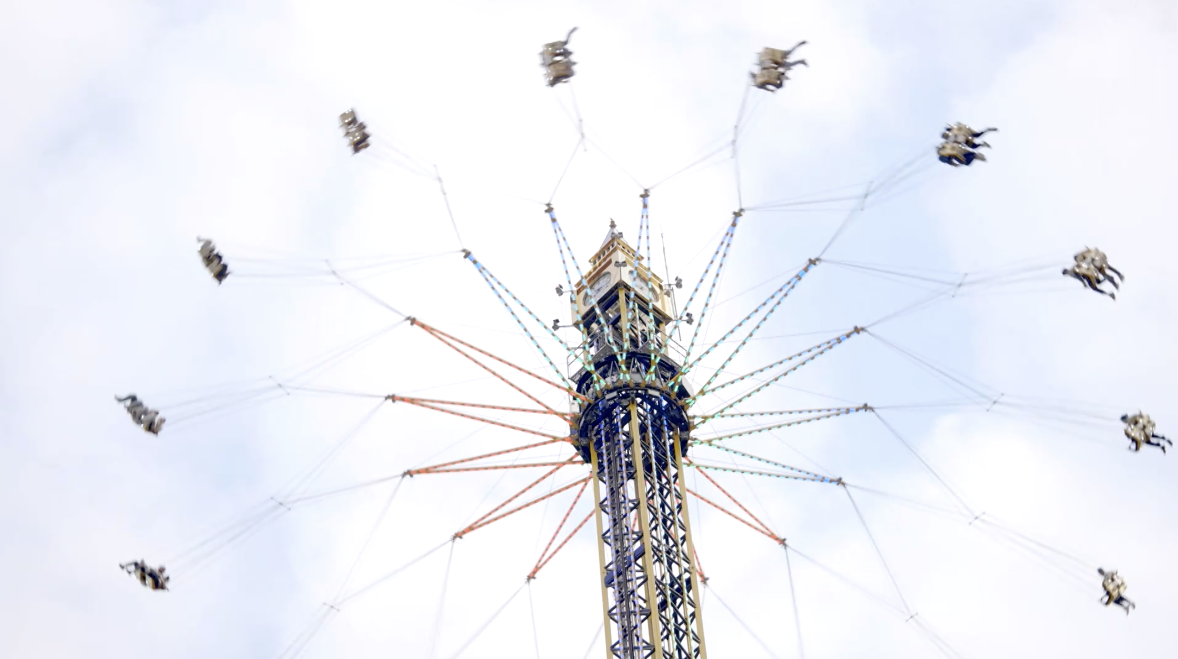 AIA友邦嘉年華🎡53款遊戲進駐中環｜嚇破膽🥶必玩80米高可移動「大笨鐘塔」 - 東張+