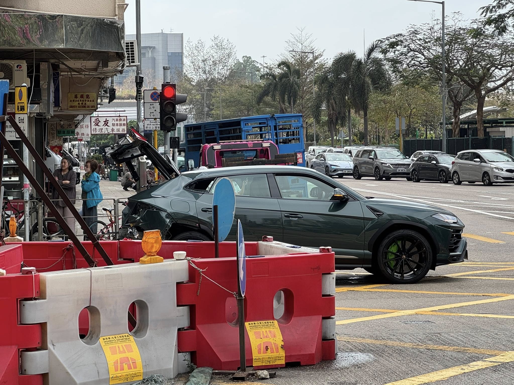 林寶堅尼車尾凹陷。（Facebook圖片／車cam L（香港群組）／Kelvin Chui） 