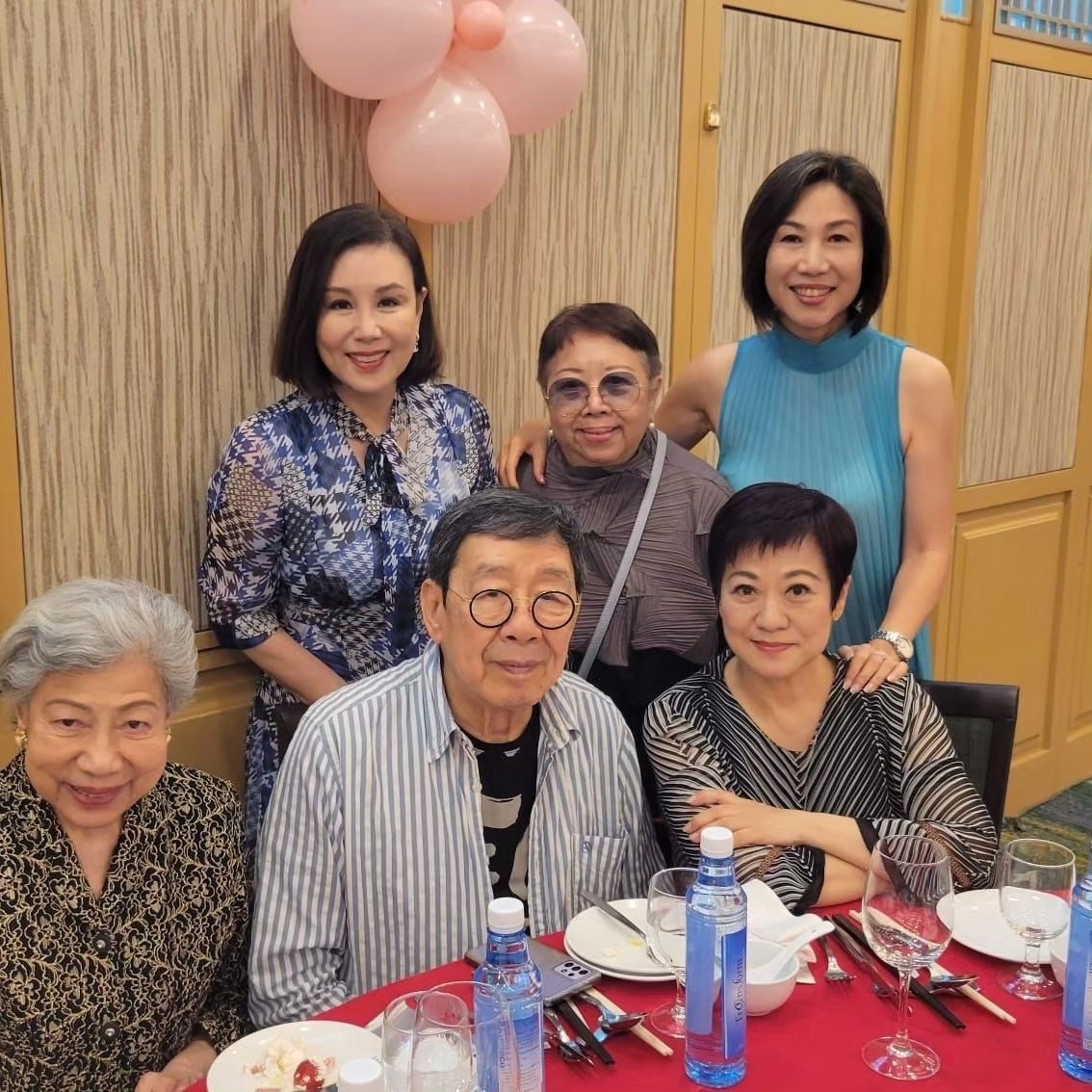 眾人齊聚酒樓，難得相聚的他們都開心合照 。