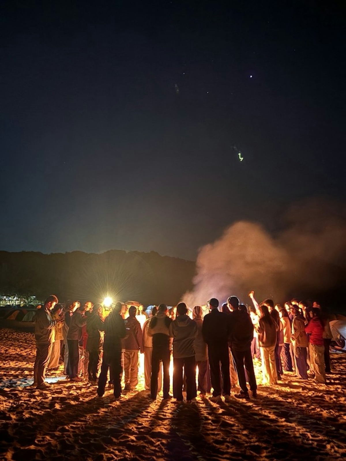 無視火警隱患！十多人圍篝火狂歡歌舞