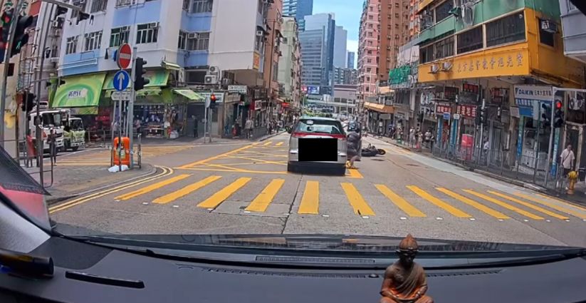 觀塘私家車落斜直撞電單車