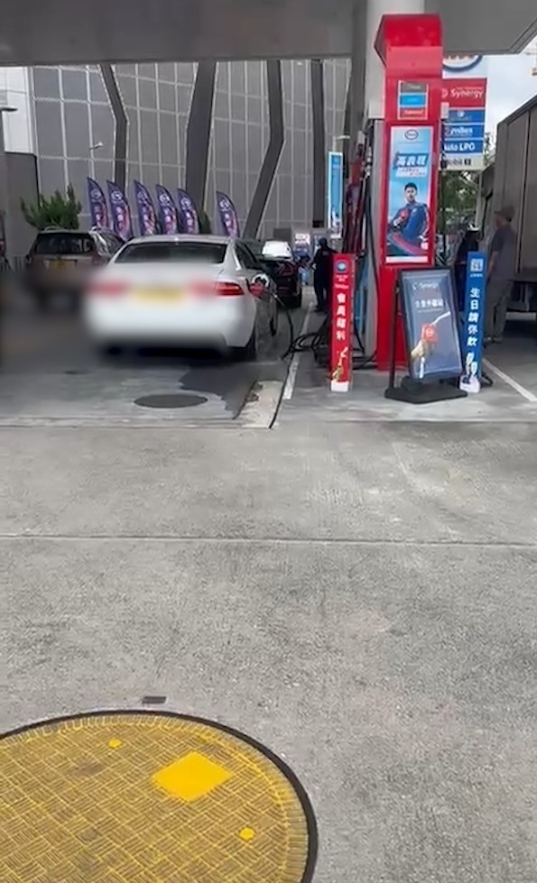 私家車油站入油「入爆油缸」汽油溢出勁危險　片大聲提職員惟無人理會