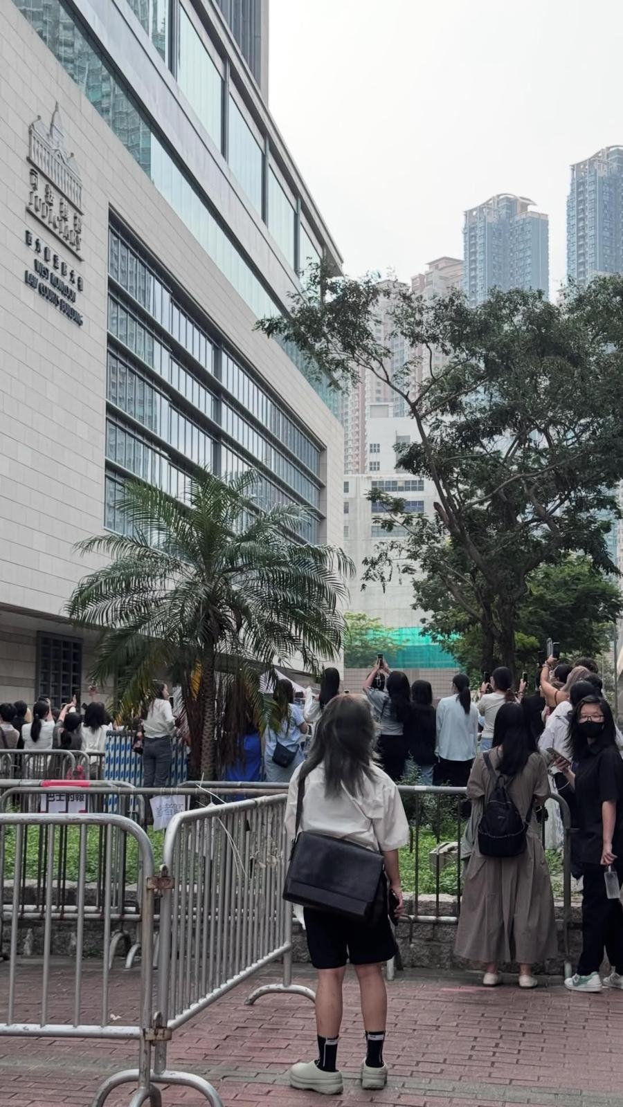 日星上村謙信涉非禮案開審，大批粉絲在外等候。(網上圖片)