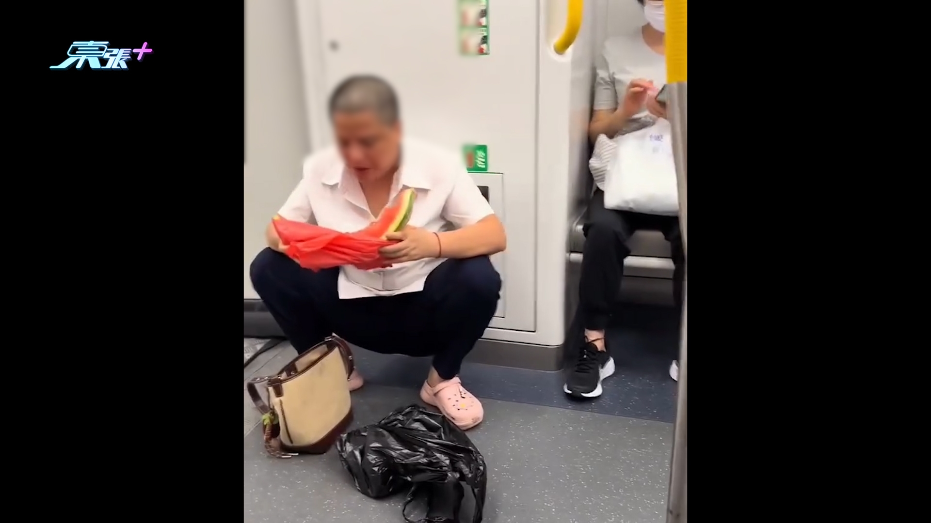 十一黃金周｜港鐵東鐵線內地客踎地食西瓜　被挪揄：不會令你失望的「貴賓」