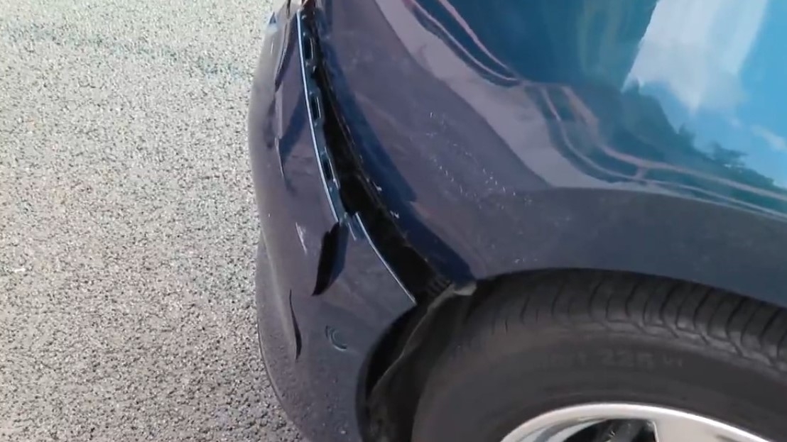 事發後，私家車擋風玻璃爆裂，車頭保險桿損毀。（網上圖片）