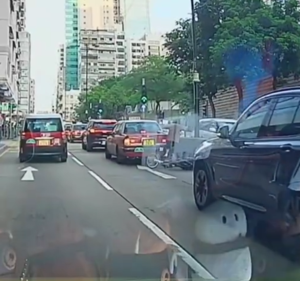 車Cam直擊｜電動單車馬路行快線送外賣追尾撞的士