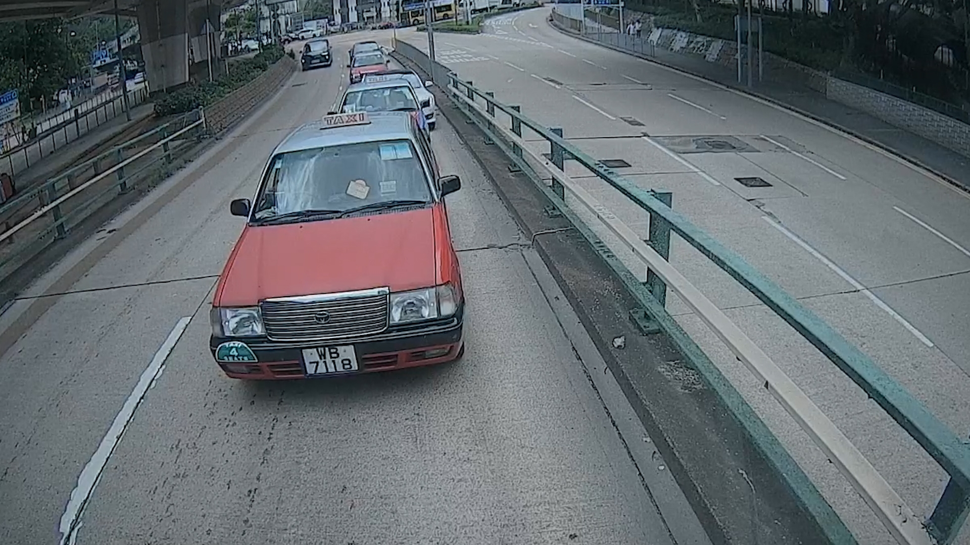 車Cam直擊｜Tesla司機揸車發夢「油門當Break」踩　車主：差兩吋中