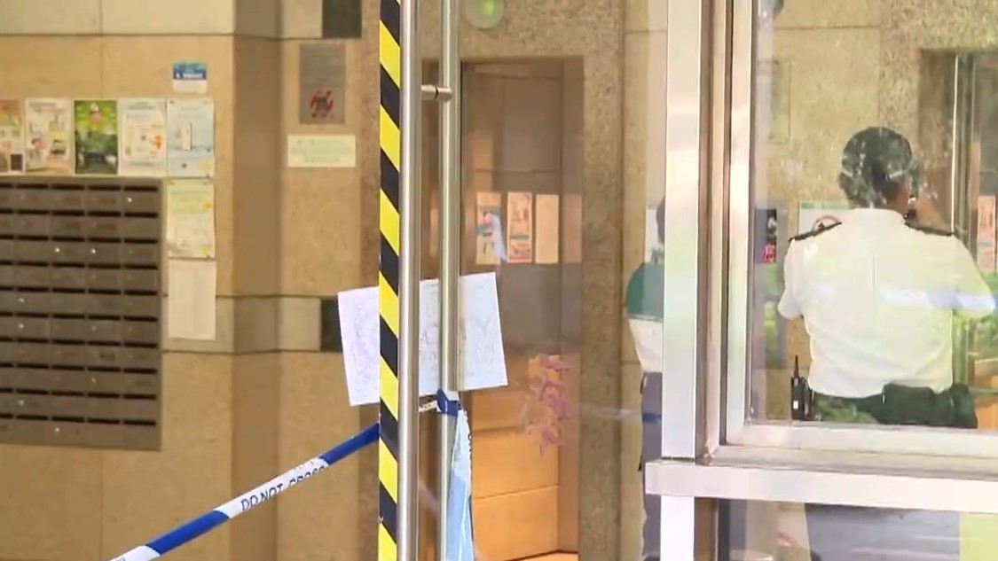 現場所見，大廈外行人通道與大廈內一座升降機地面遺下多灘血迹，而大廈玻璃門上亦有染血。 