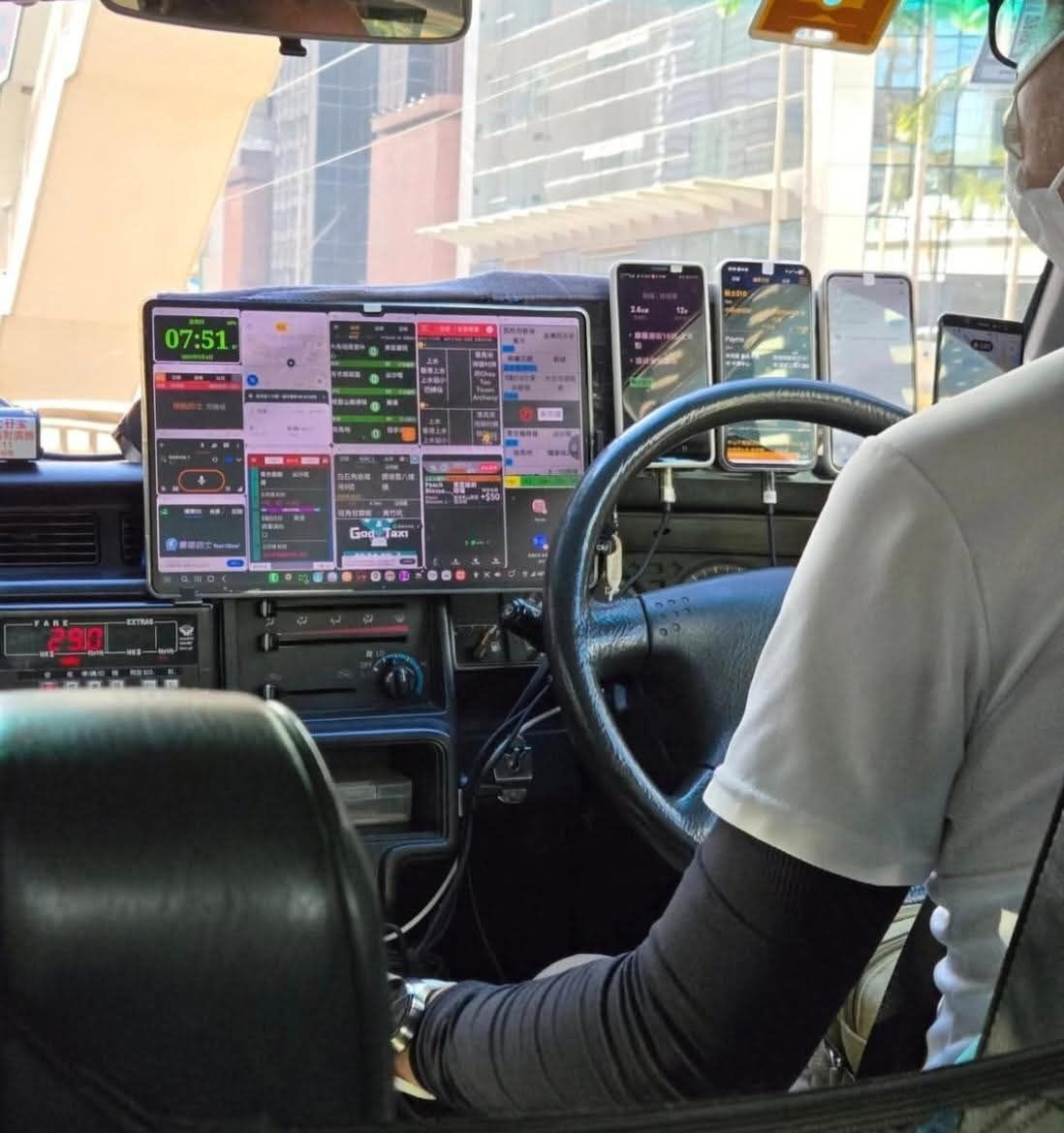 的士駕駛座前1.25限2部流動裝置　的士司機奇招玩「一開十」原來都犯法？