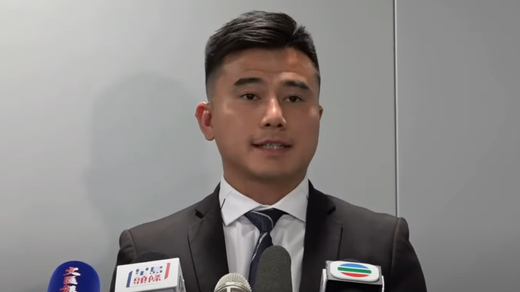 港島總區重案組高級督察黃立人（警方YouTube直播截圖）