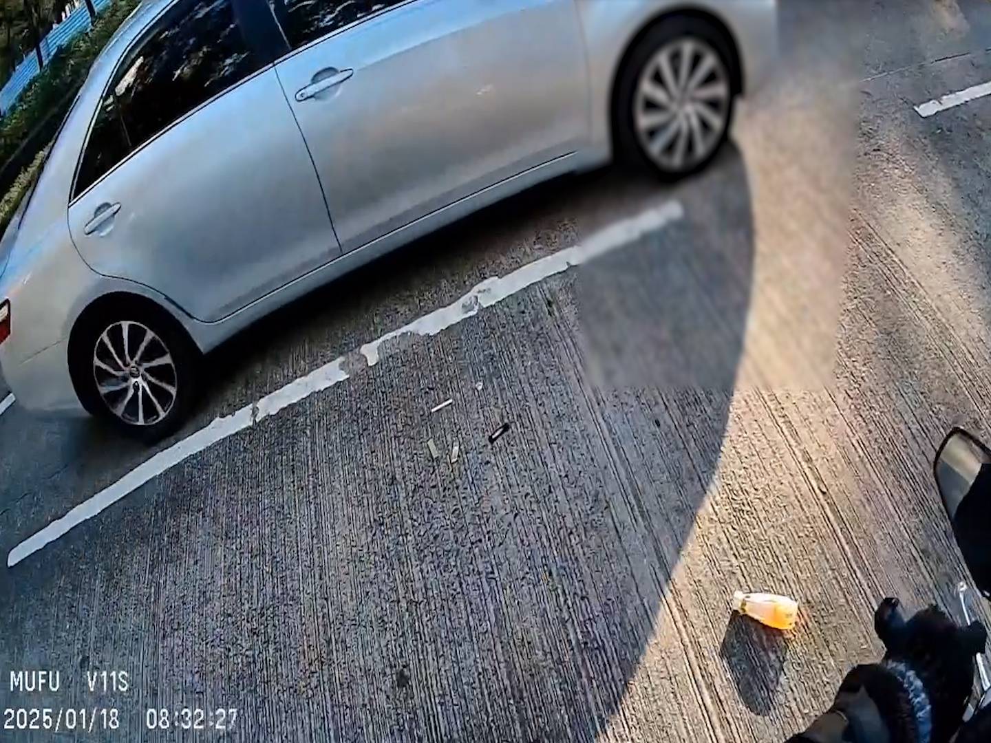 無品Tesla司機馬路亂拋垃圾險中鐵騎士