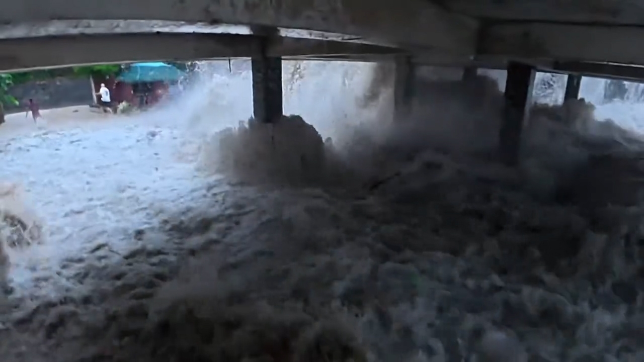 影片第一部分似是由身在酒店樓上的人士拍攝，顯示有巨浪沖入一間海濱酒店，直撲附近的路人，路人見狀隨即往岸上方向狂奔。（Threads影片截圖／shiangillus）