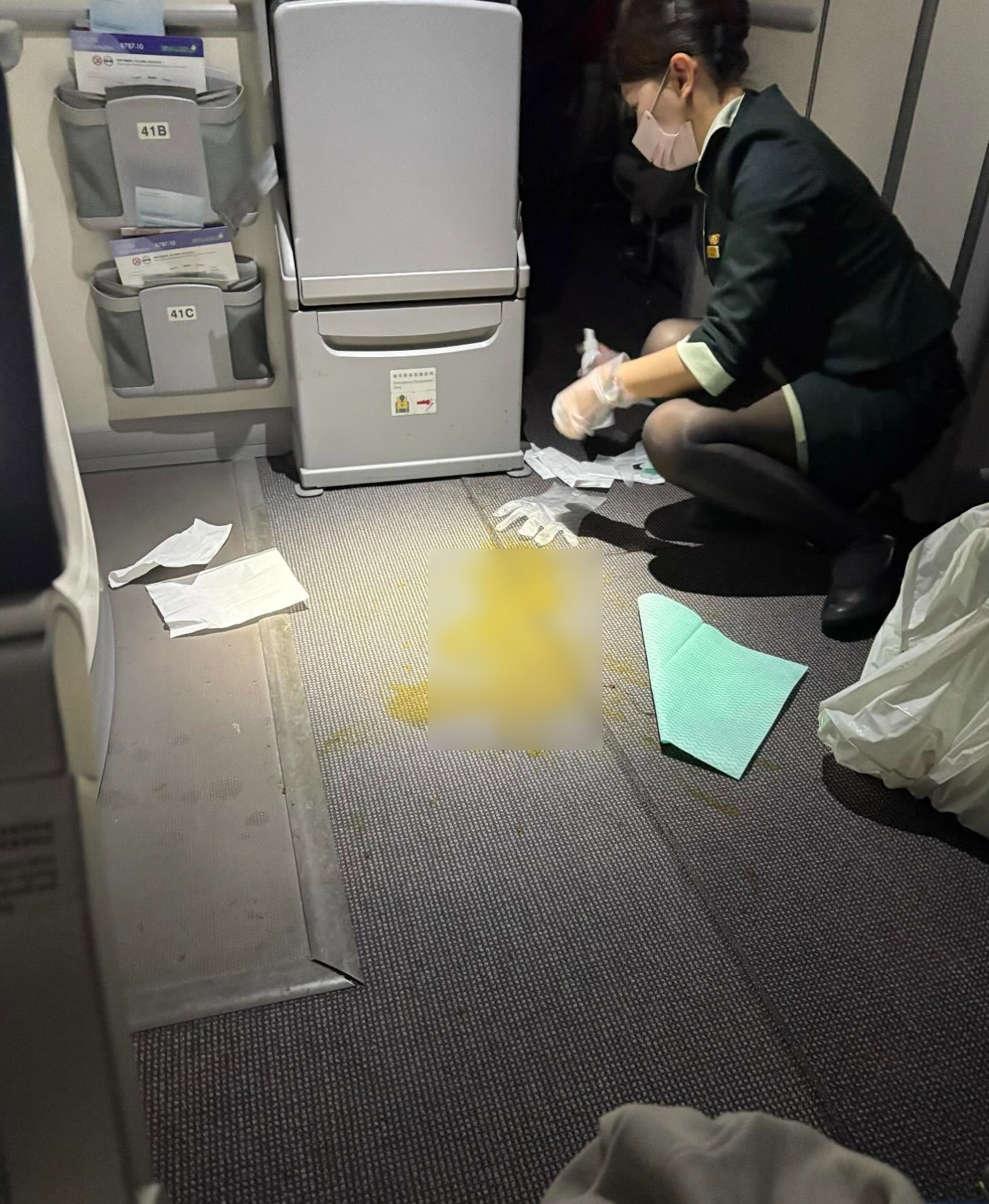 機組人員迅速採取行動，使用清潔用品處理污漬，並以咖啡粉作臨時除臭劑，減輕異味擴散。