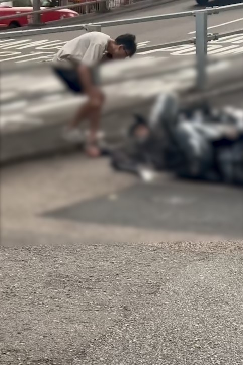 灣仔軍器廠街私家車與電單車相撞　鐵騎士受傷倒地。(FB@Kh Chan )