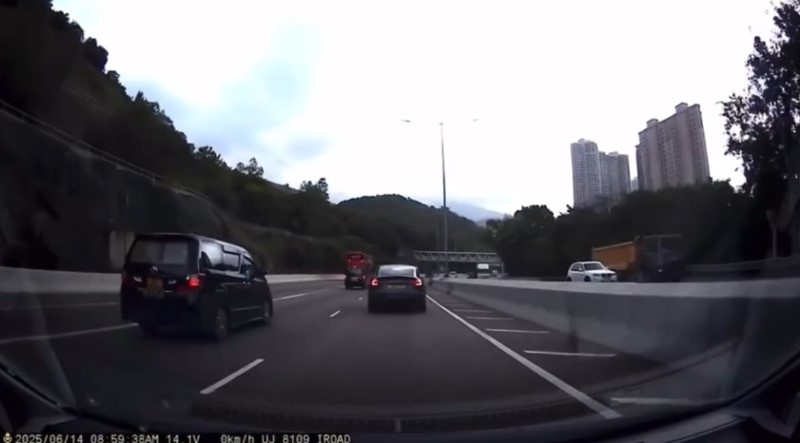 屯門公路貨Van失控翻側　「舞龍」完再打「白鴿轉」