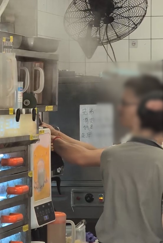 東張西望報料｜新蒲崗包點店營業時間公然搞維修工程　毫無保護火花直濺食物