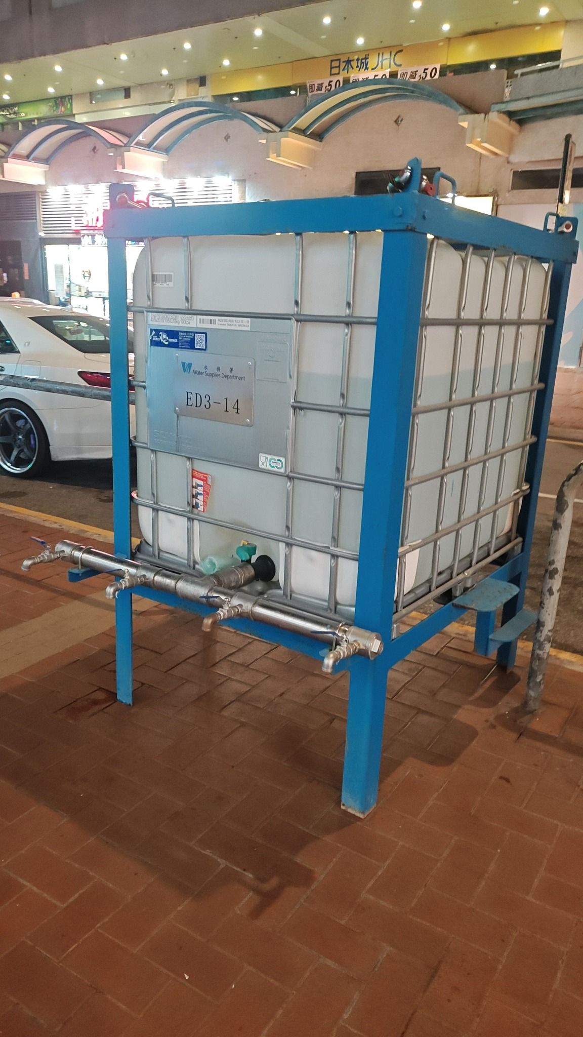 屯門公路爆水管｜多區居民昨夜落樓取水使用