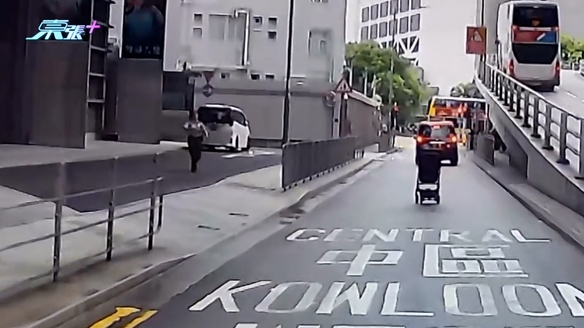 車Cam直擊｜灣仔警總外BB車失控滑出馬路　的士急扭避開　驚險一刻曝光 （FB@車cam L（香港群組）／家寶）