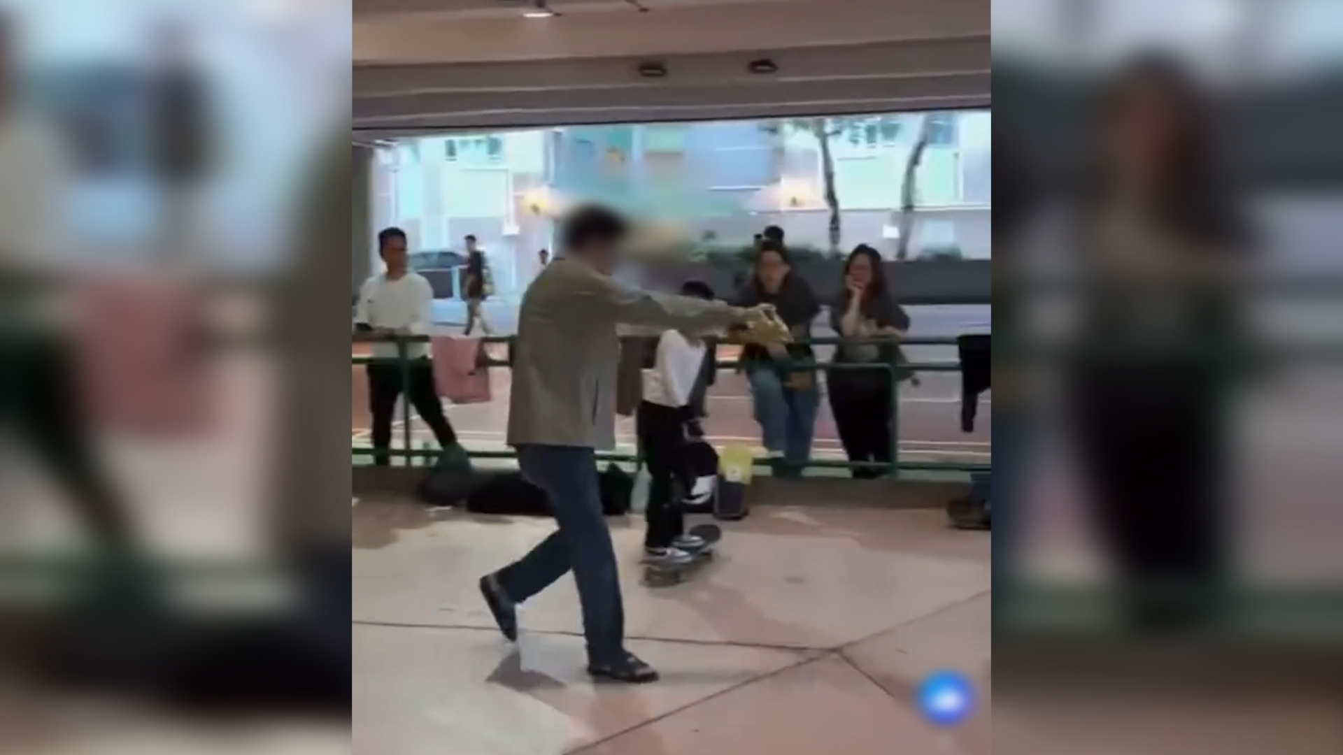 據影片所見，男子手中拿出一支花生油倒落地上，而花生油亦被男子倒在地上，地上亦有明顯油漬。