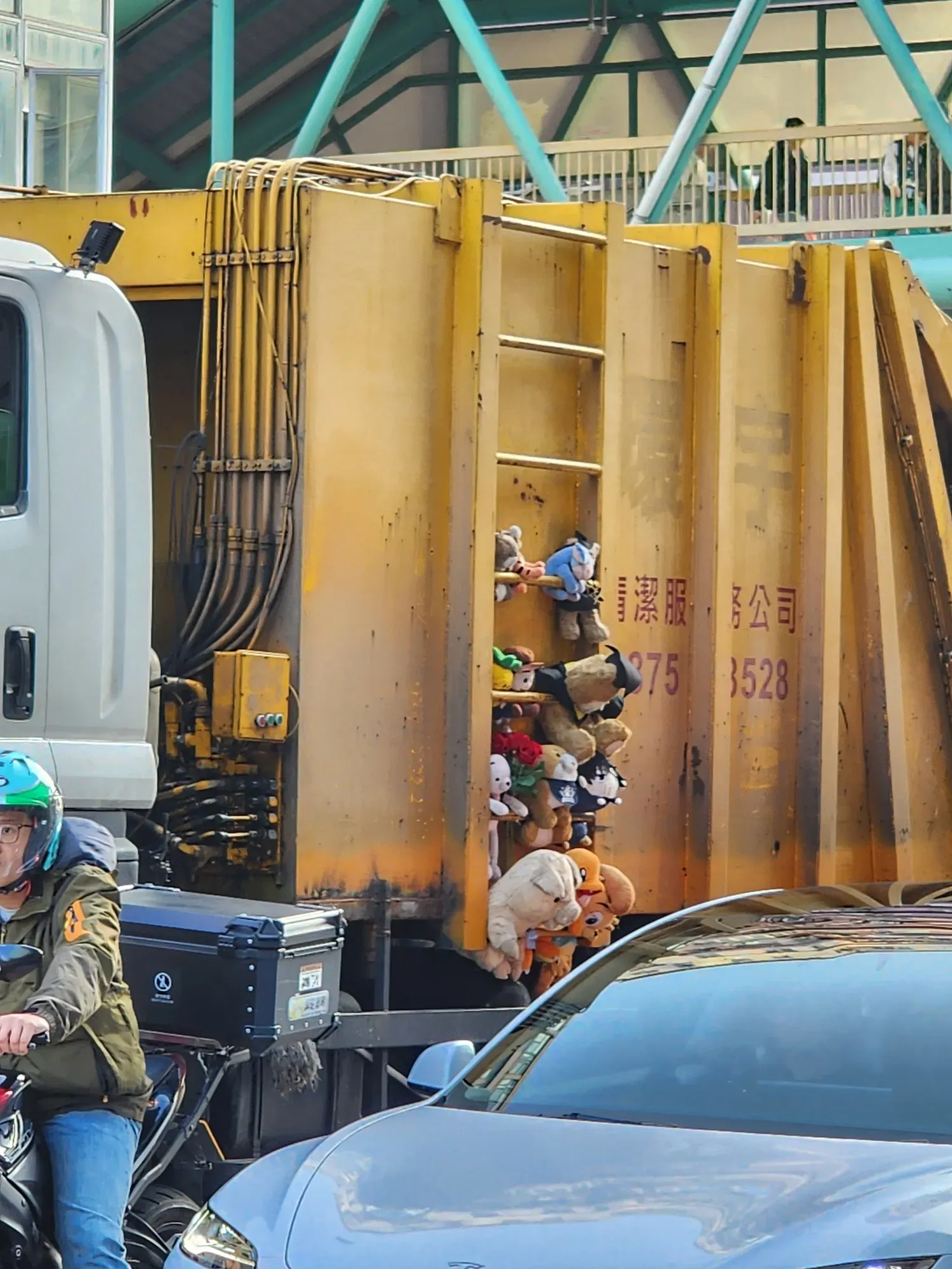 垃圾車掛滿「棄養公仔」充滿童真，司機暖心分享生活日常網民大呼感動。