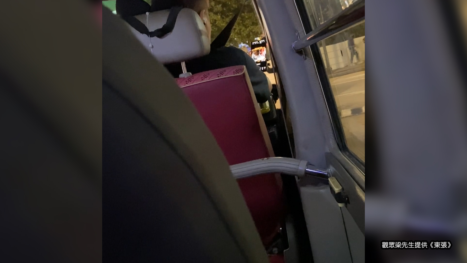 東張西望報料｜綠Van司機駕駛時公然用電話睇片　報料者斥「行為導致乘客受驚」