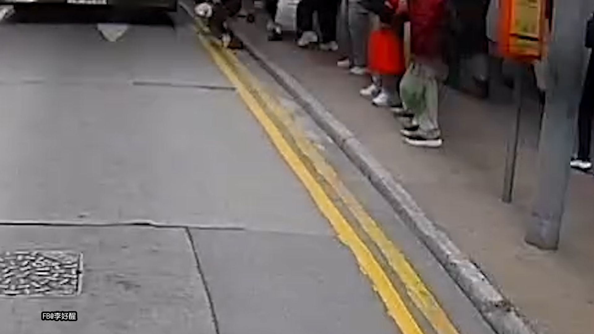 車Cam直擊｜荃灣沙咀道巴士險撞衝馬路BB車　網民：害死司機系列 