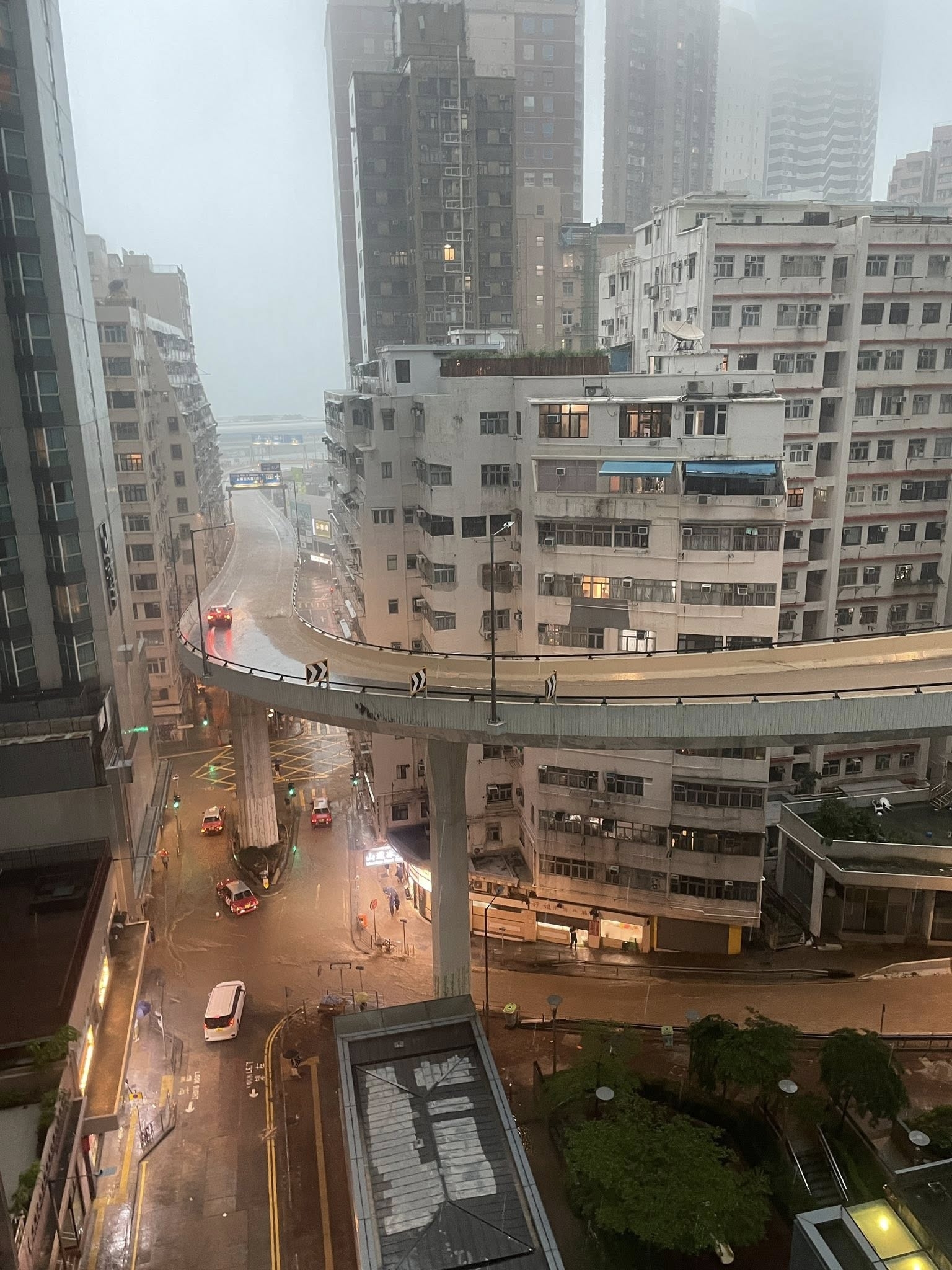 暴雨｜黑雨下港島西大水浸「山道變山河」