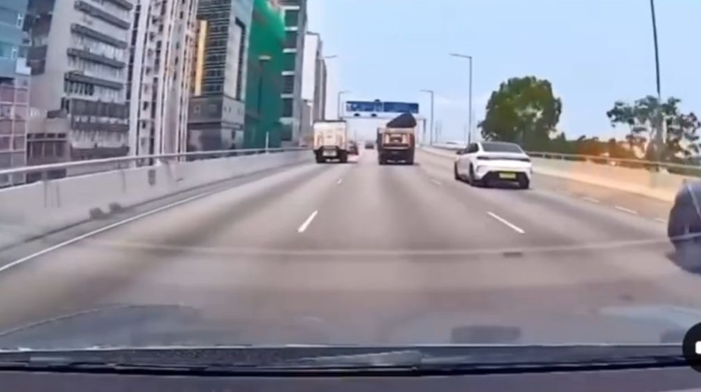 西環天橋勾斗車誤跌梳化落地後車險中