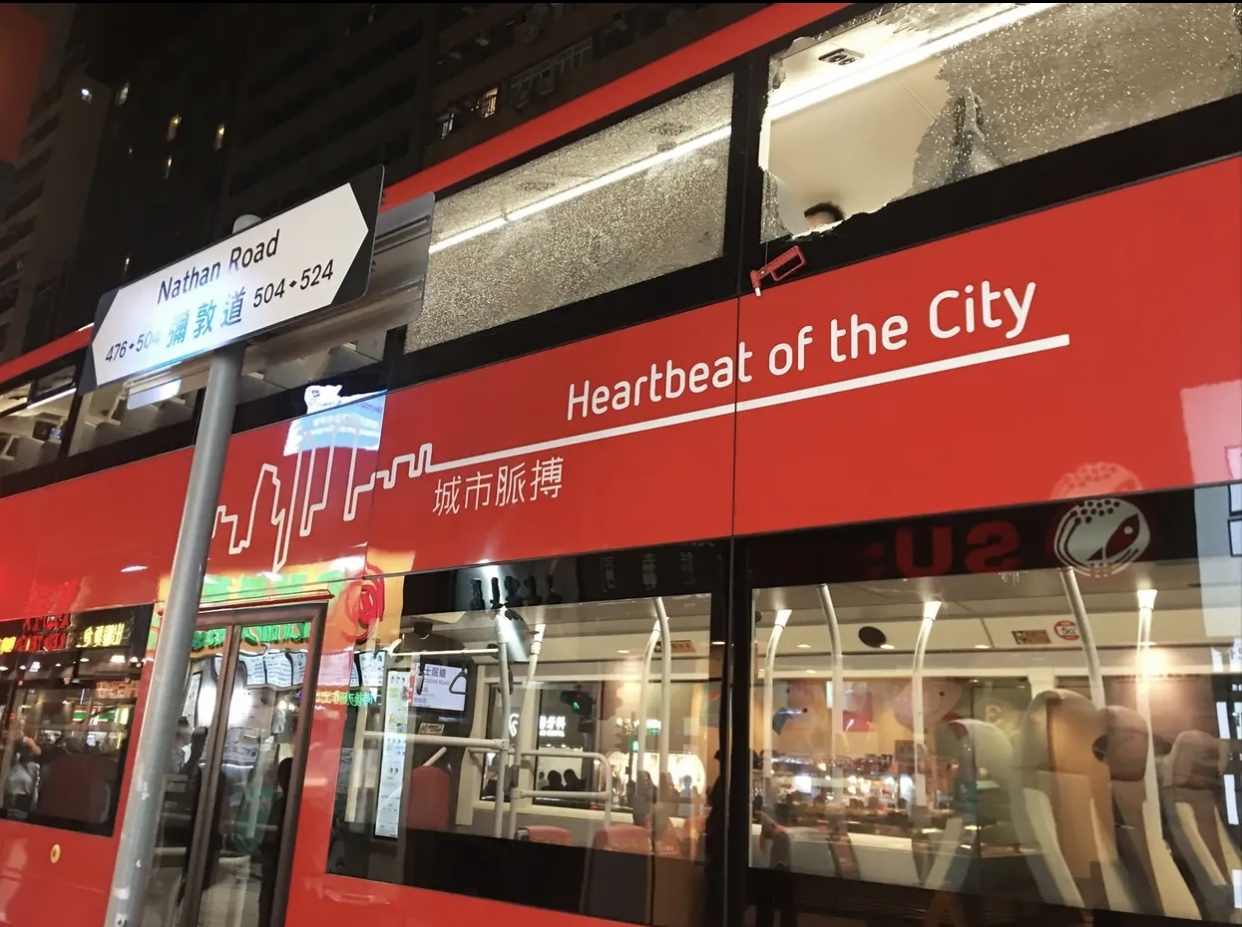涉事巴士車窗被打破，警員在現場搜證。(網上圖片)