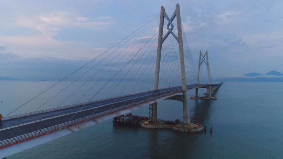 由12月23日凌晨零時開始，已獲批並成功預約出行的廣東私家車，可經港珠澳大橋入境香港。（資料圖片）