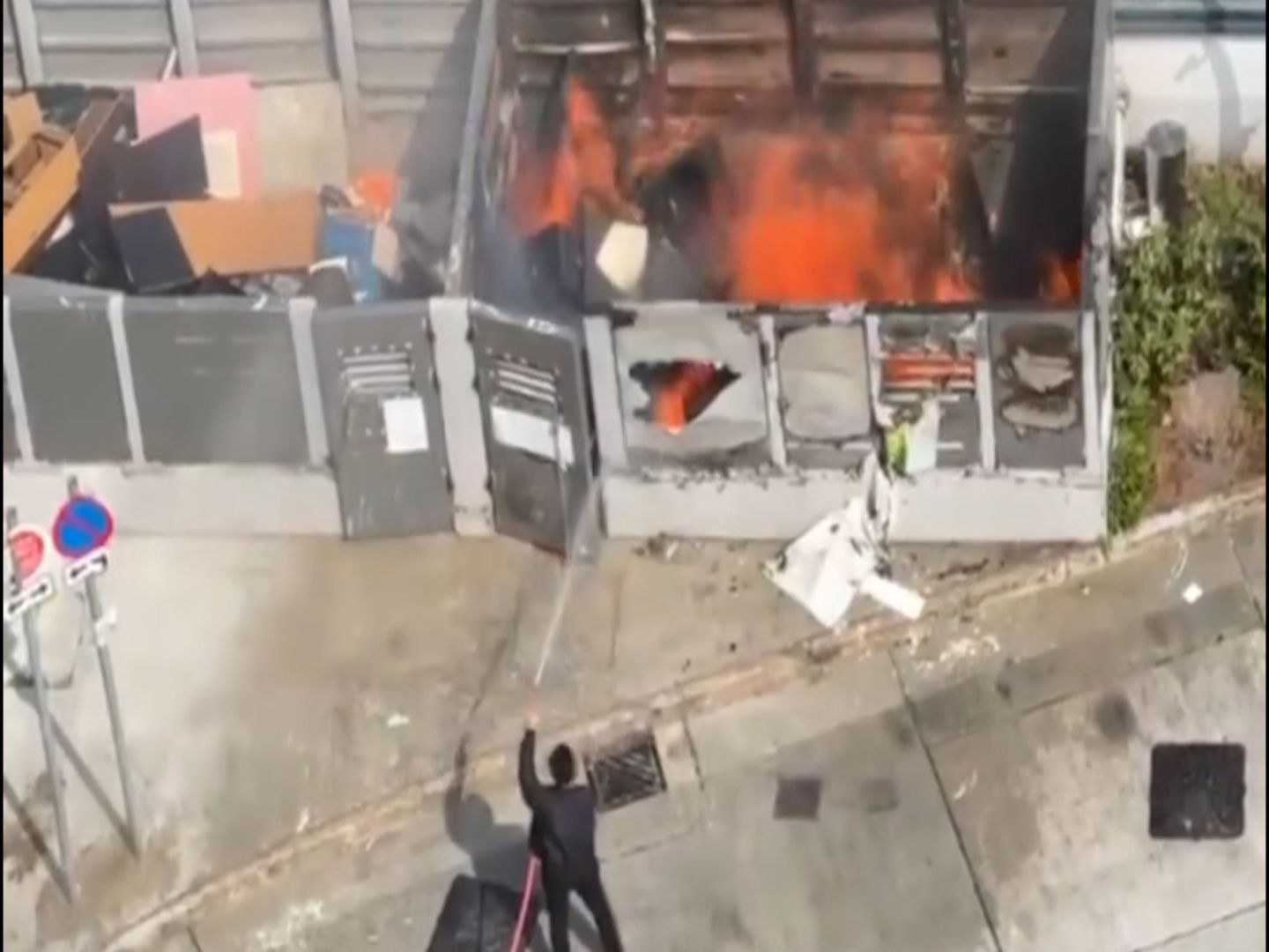 皇后山邨垃圾站起火保安勇敢救火