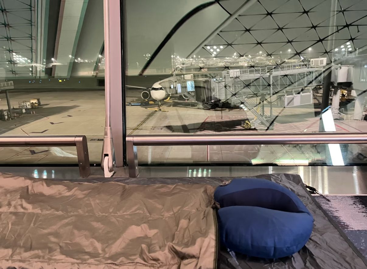 五一黃金周｜內地女教香港機場窮遊過夜攻略，稱「放下羞恥心」睡地上。