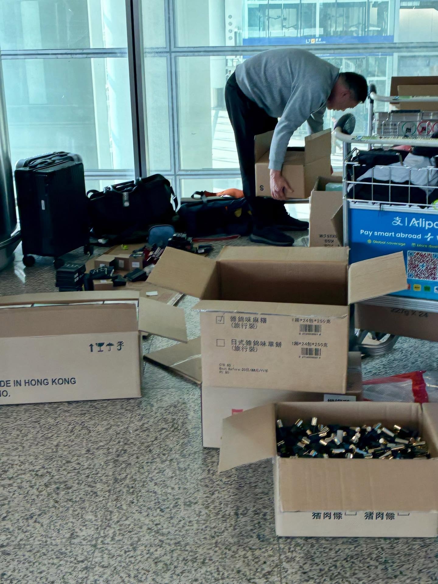 機場離境大堂水貨客勁猖狂　隨地拆盒執貨當周邊人無到　市民質疑：係咪逃稅 (Threads@laitinggg)