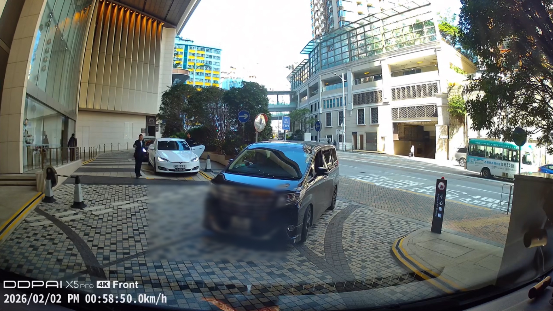 車Cam直擊｜中港牌七人車逆線駛停車場　倒後仲要撞欄杆　片主：日日都有￼笑料