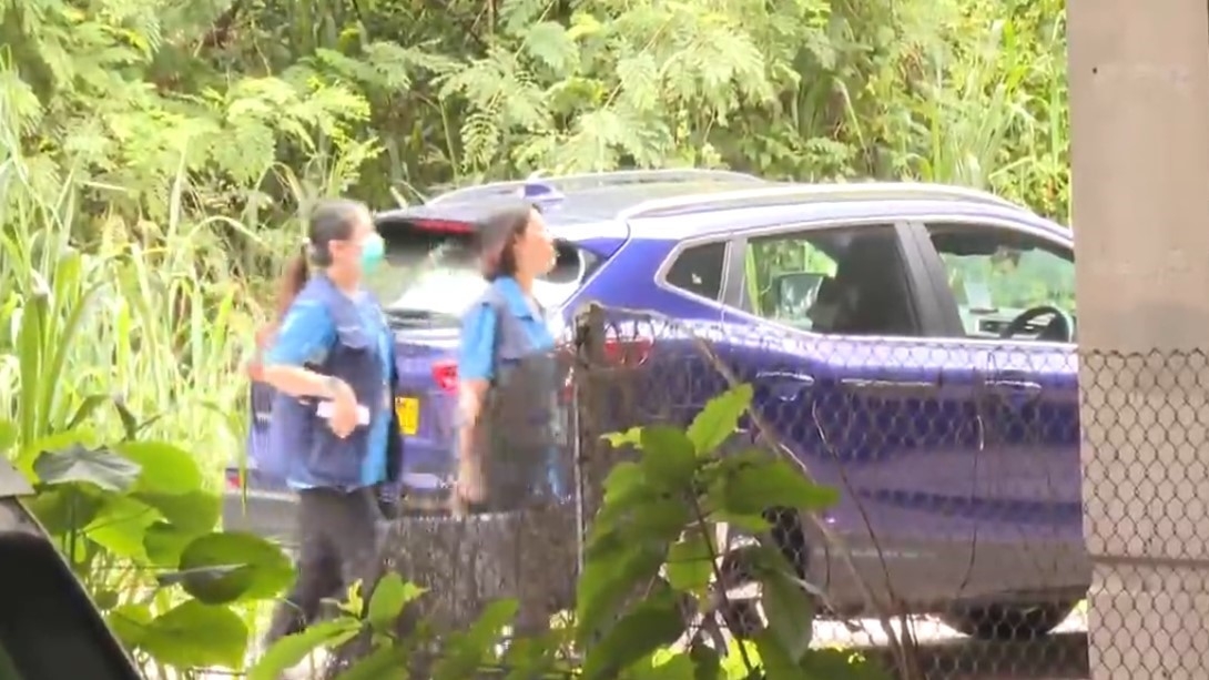 警方鑑證科「罪案現場勘查（CSI）流動實驗室 」車輛、機動部隊及政府化驗師亦到場搜證。