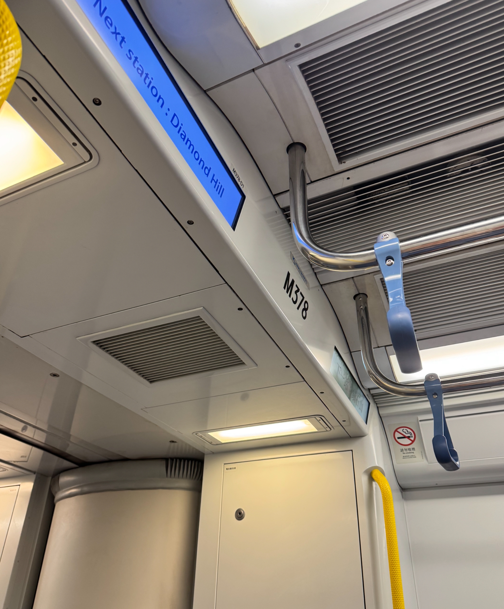 東張西望報料｜屯馬綫車廂「室內落雨」？列車開出即漏水　乘客被迫避水坐 （觀眾劉先生報料）