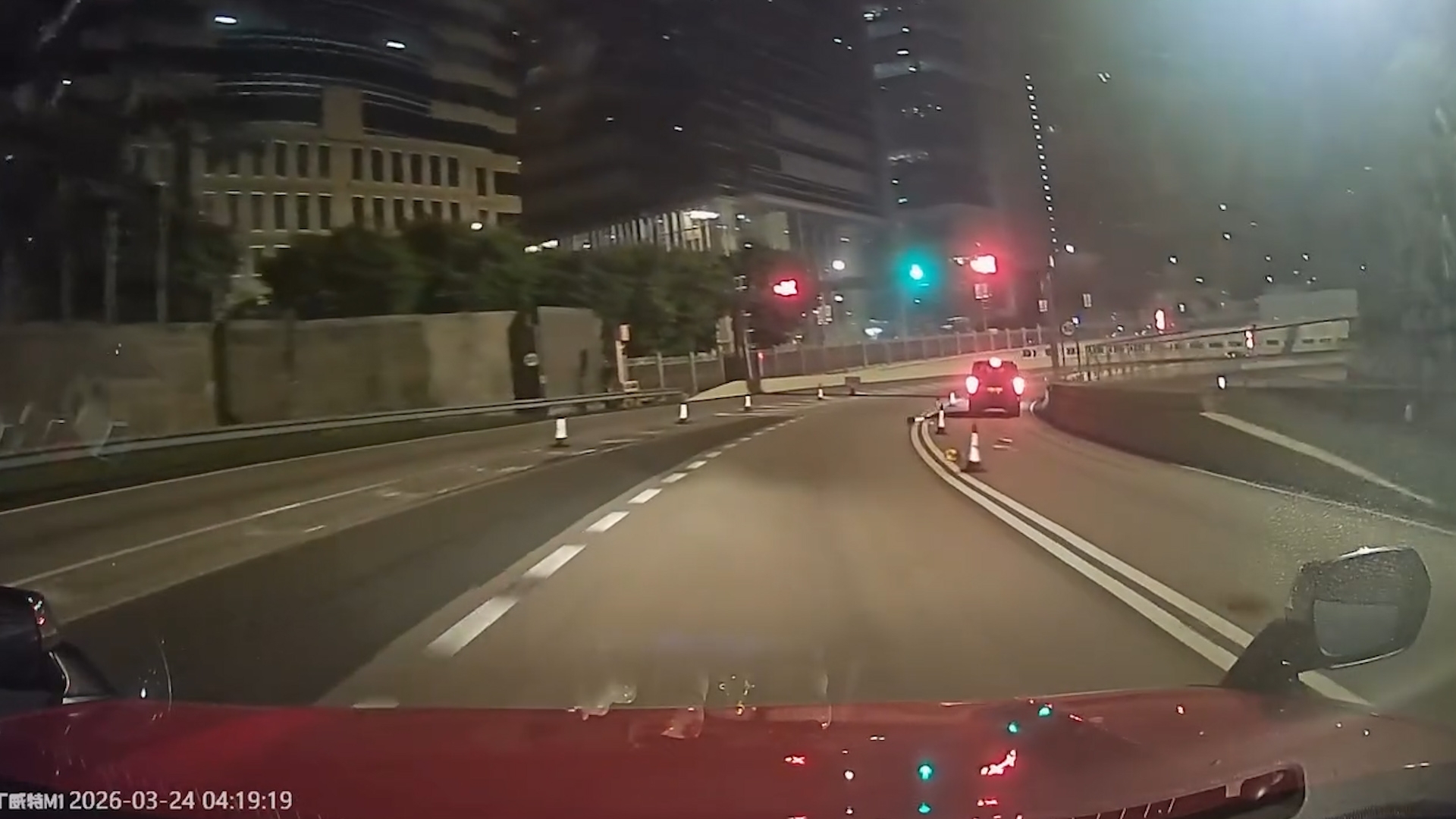 車Cam直擊｜私家車深夜東隧玩「瑪利歐賽車」　入錯線撞冧雪糕筒：車牌淘落嚟？