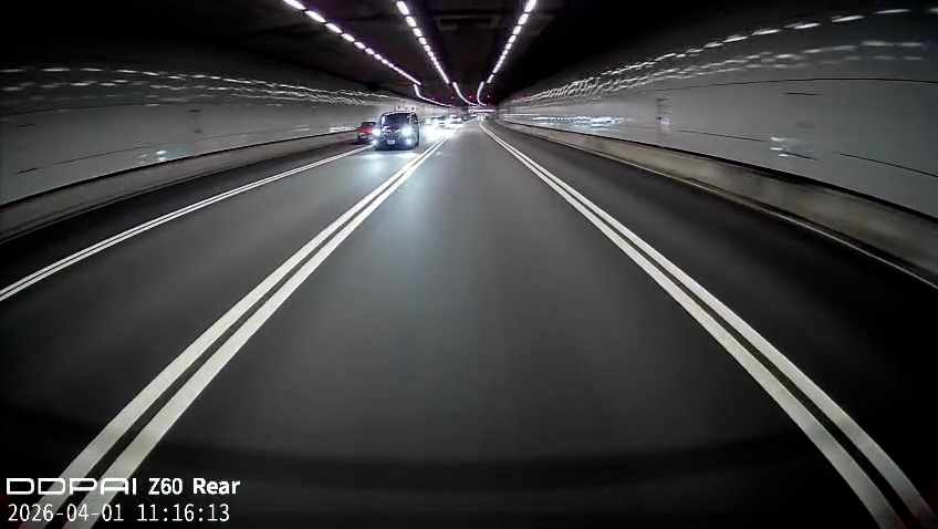 七人車被撞至車身晃動，不過司機成功將車身穩定下來。最終，涉事的士和七人車看似均減速停下。（報料觀眾影片截圖）